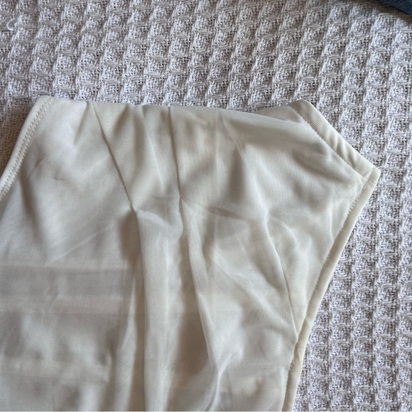 SOLD White crop top 🤍 pretty little thing - Picture 4 of 10